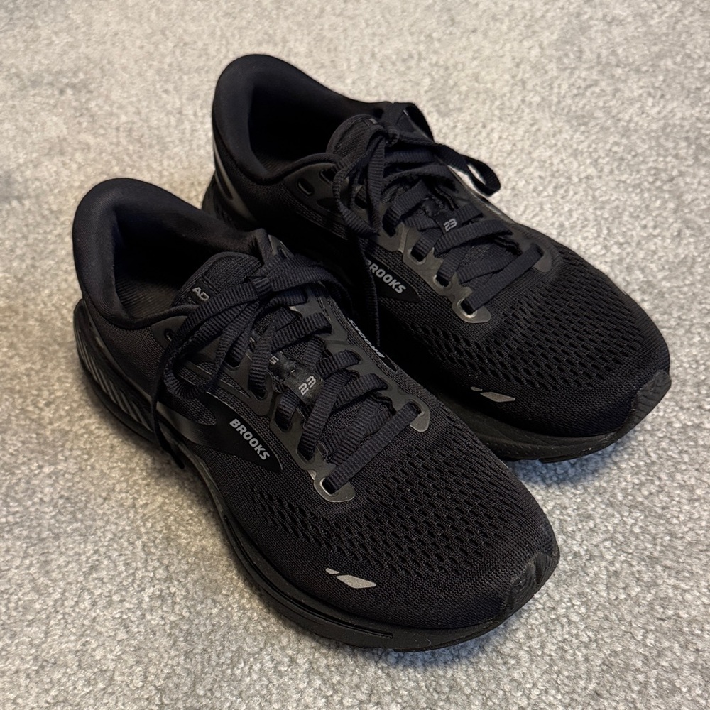 Brooks women’s Adrenaline Black Performance Sneakers size 7